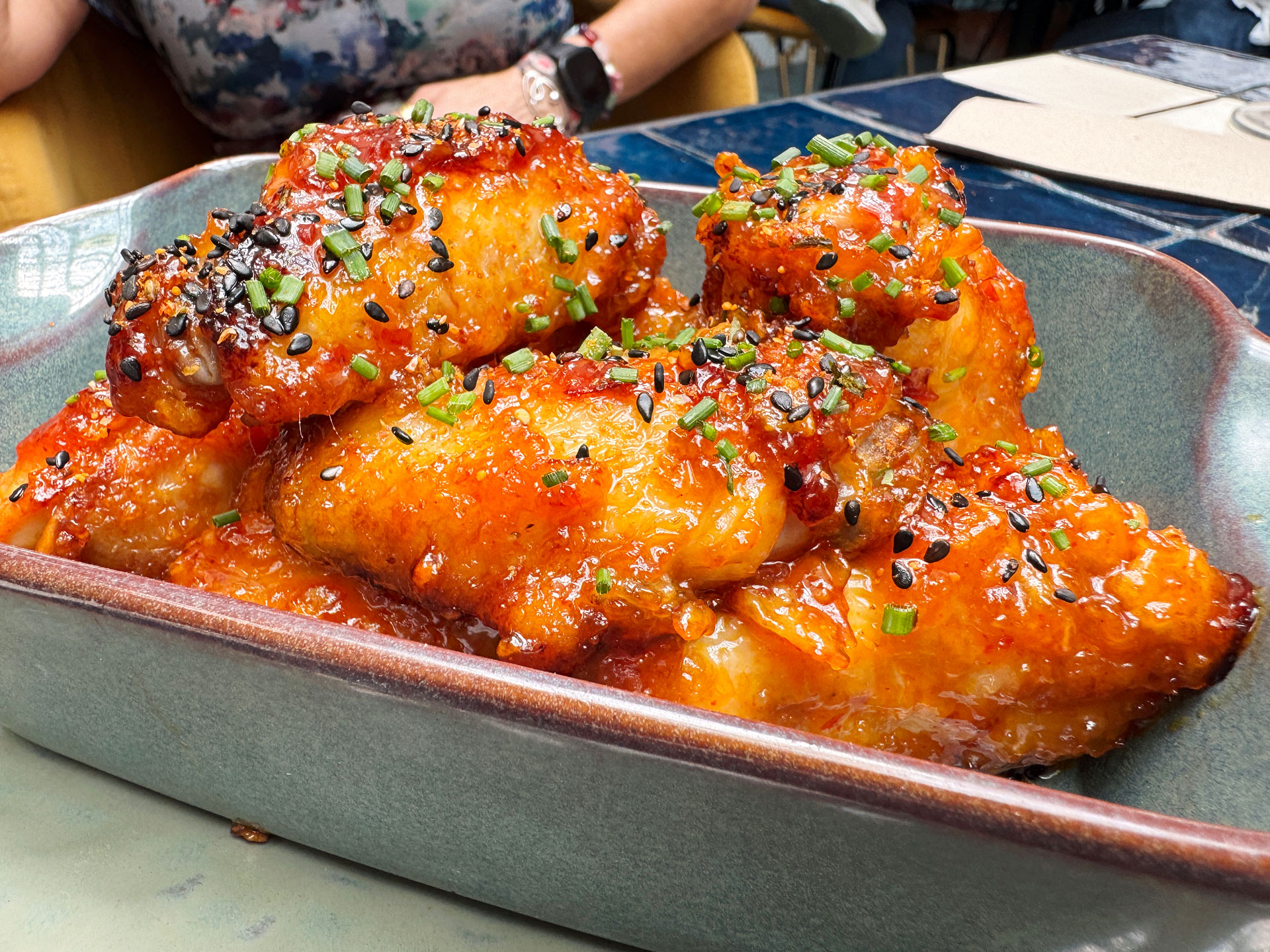 Alitas de Pollo fritas y salteadas al Wok con Sweet Chili Picantón - Zeppelin Bar