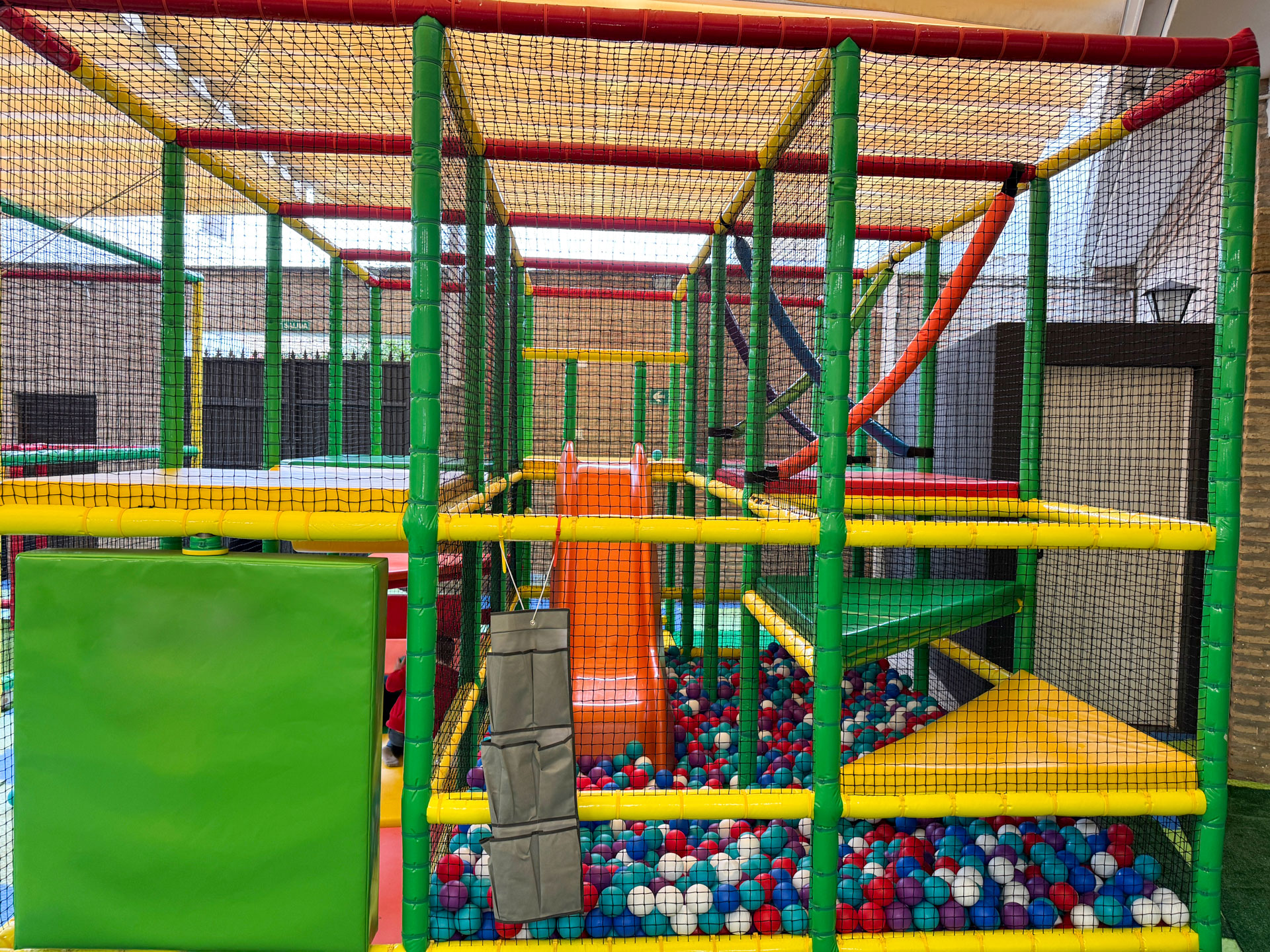 Parque de bolas y cumpleaños - La Noria Tapas & Grill -Salteras