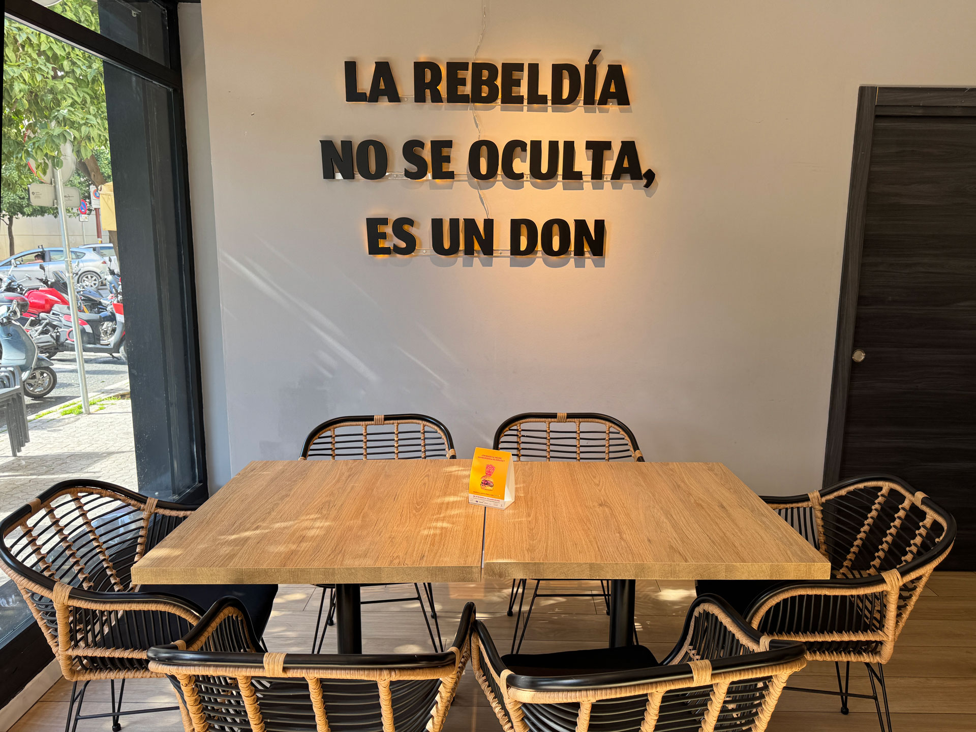 Oculto Burger Viapol