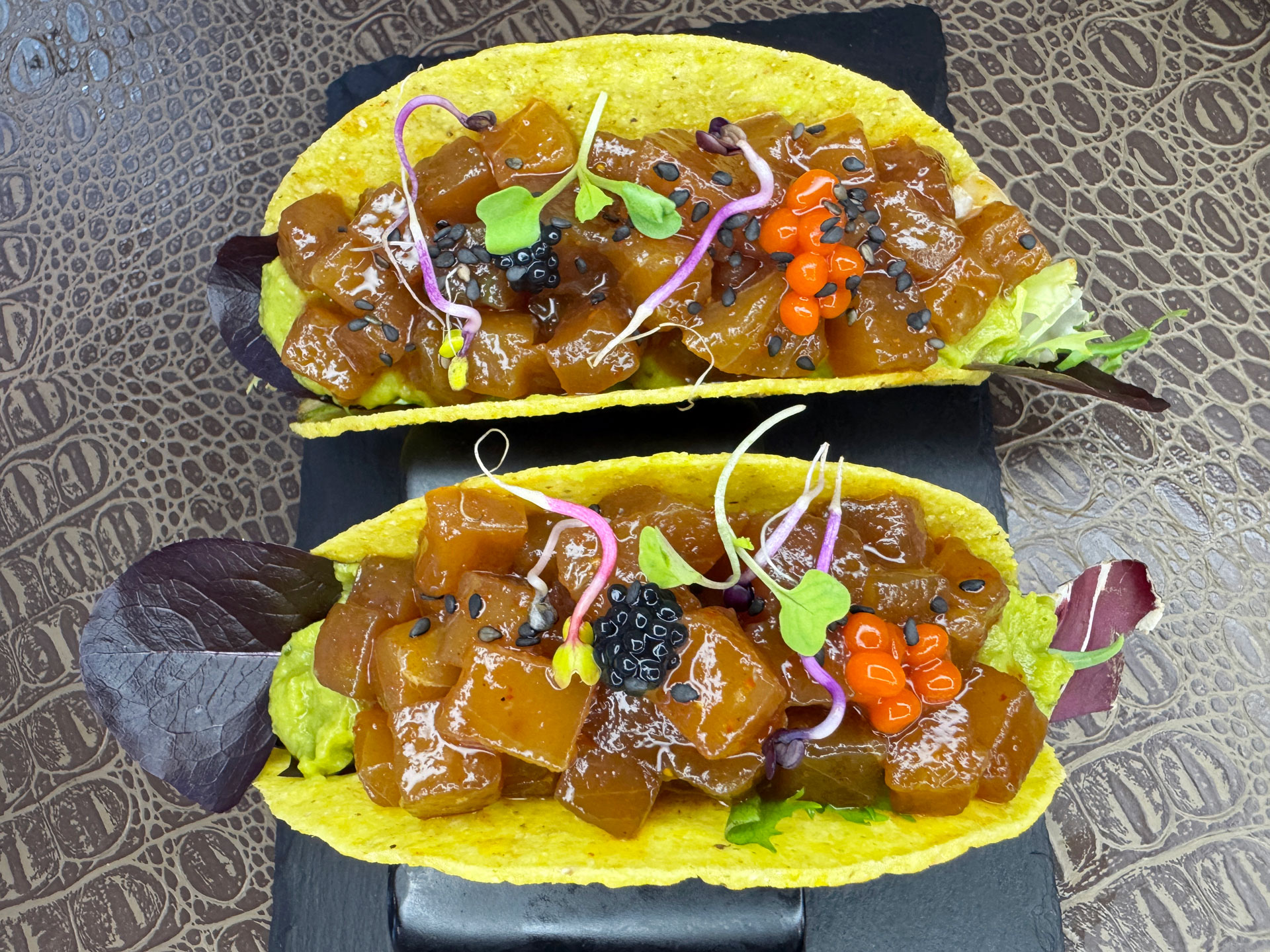 taco crujiente de atun con guacamole en Triana