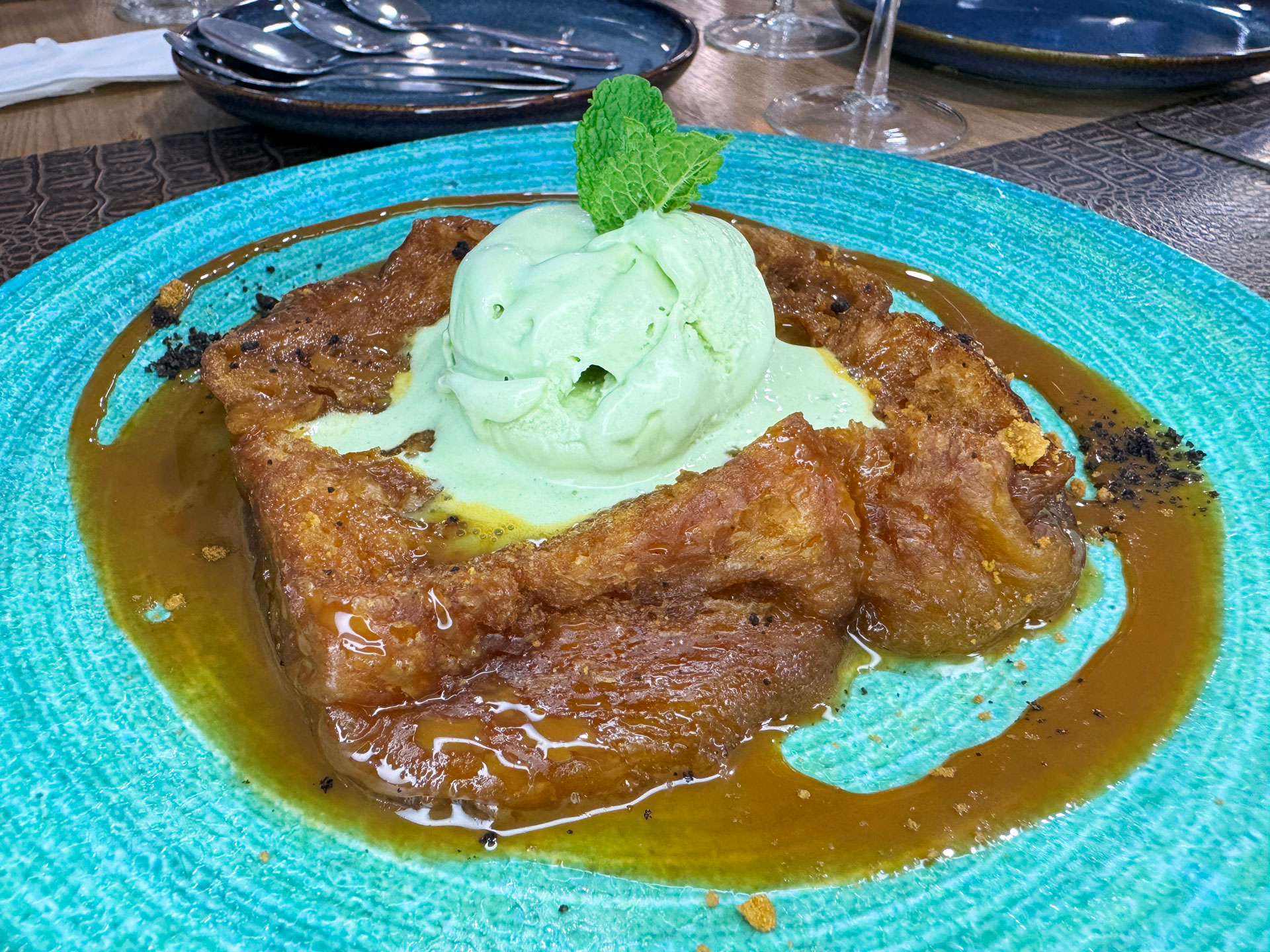 torrija con helado de pistacho en Triana
